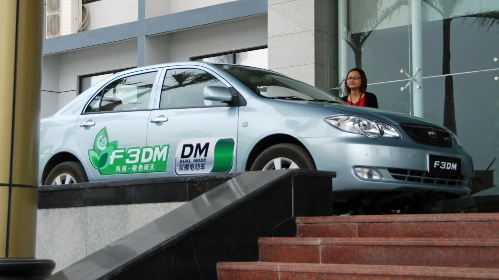 BYD F3DM серый сбоку спереди первый серийный параллельный гибрид