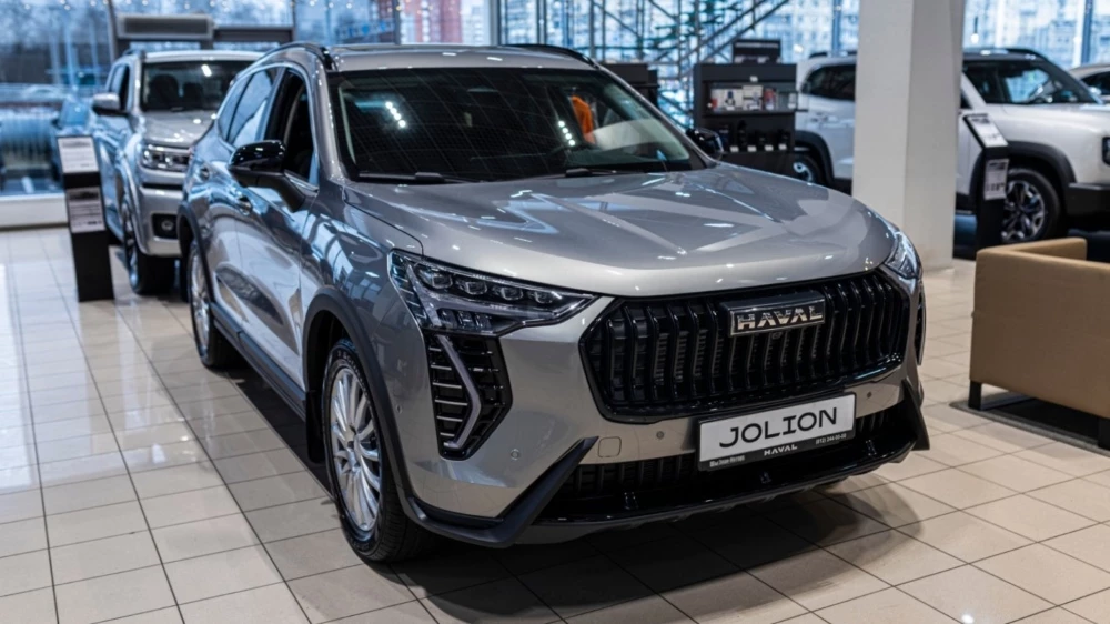 Кроссовер Haval Jolion новый купить у дилера в автосалоне сбоку спереди Элан-Моторс Санкт-Петербург
