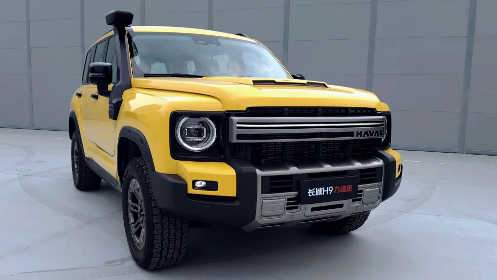 новая версия haval h9 от gwm сбоку спереди желтый внедорожник автосалон в чэнду