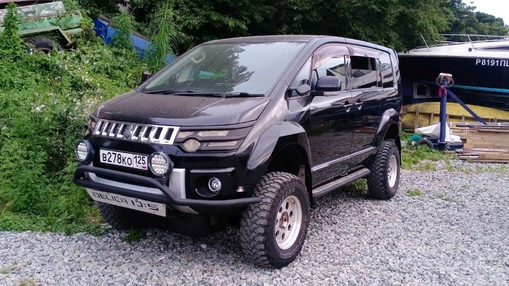 Mitsubishi Delica черный спереди сбоку во Владивостоке