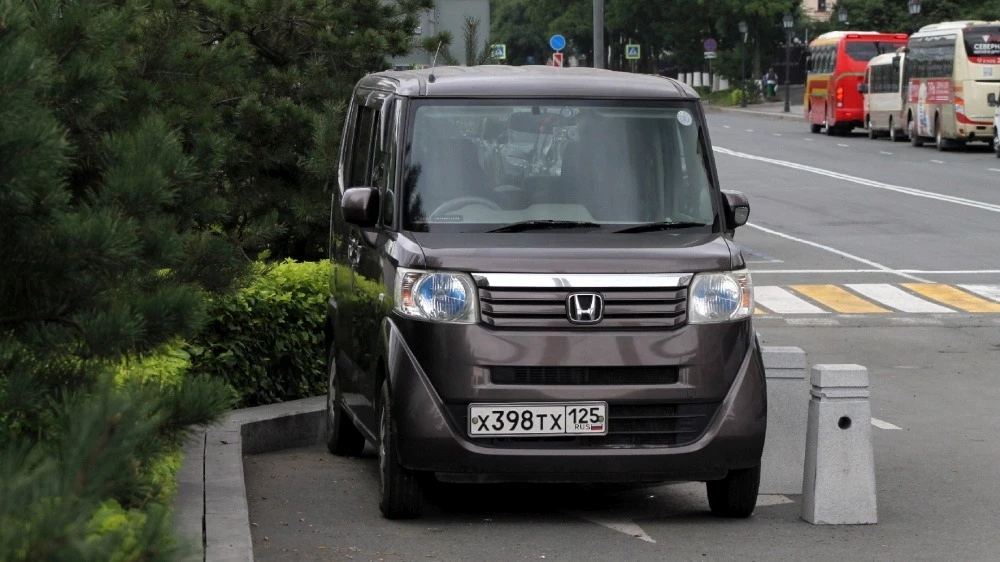 Honda коричневый спереди сбоку на улице Владивостока