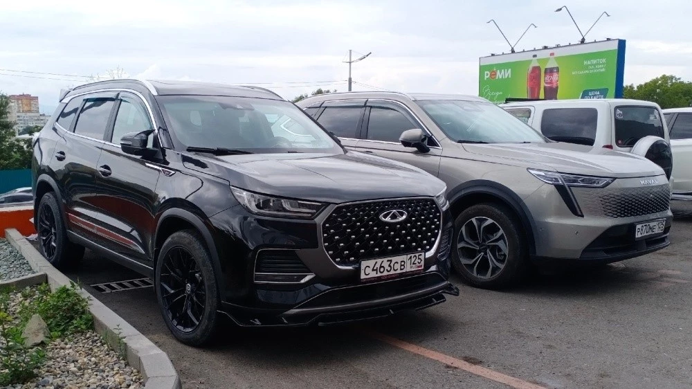 Chery черный спереди сбоку Haval серый спереди сбоку во Владивостоке