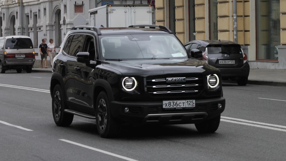 Haval Dargo черный спереди сбоку на дороге во Владивостоке