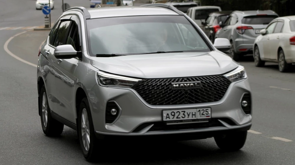 Haval M6 серый спереди сбоку на дороге во Владивостоке