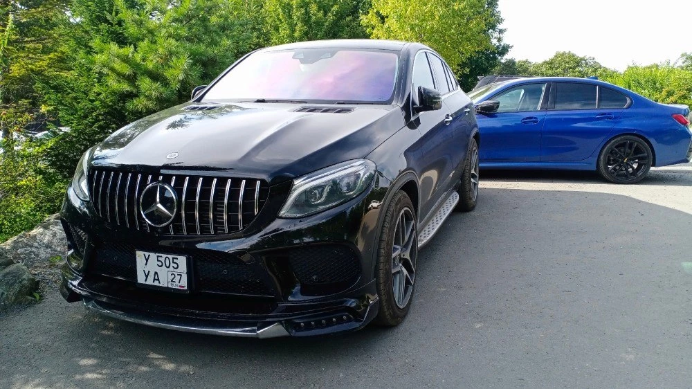 Mercedes-Benz черный спереди сбоку на улице Владивостока