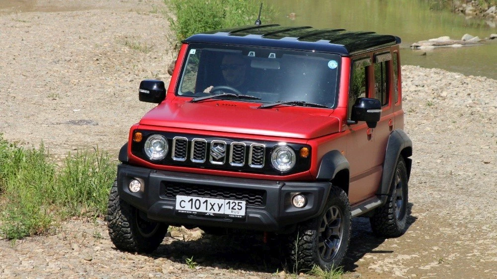 Suzuki Jimny красный спереди сбоку во Владивостоке
