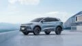 Гибридный кроссовер JAC JS6 PHEV QX сбоку спереди обновленный JS6