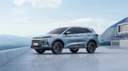 Гибридный кроссовер JAC JS6 PHEV QX сбоку спереди обновленный JS6