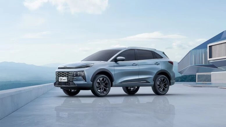 В России появится обновленный кроссовер JAC JS6. Чего ждать россиянам? Гибридный кроссовер JAC JS6 PHEV QX сбоку спереди обновленный JS6