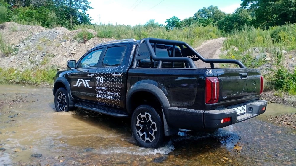 JAC T9 черный сзади сбоку тест-драйв река