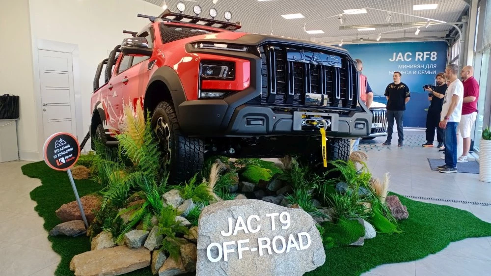JAC T9 красный спереди сбоку
