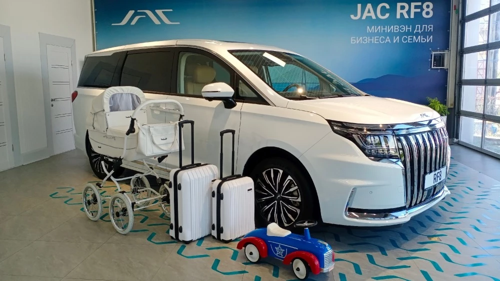 JAC RF8 белый спереди сбоку