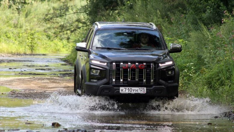 JAC T9 черный спереди тест-драйв река