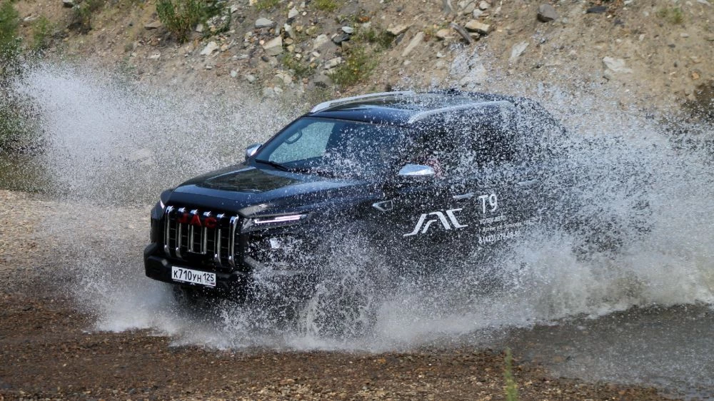 JAC T9 черный спереди сбоку тест-драйв река