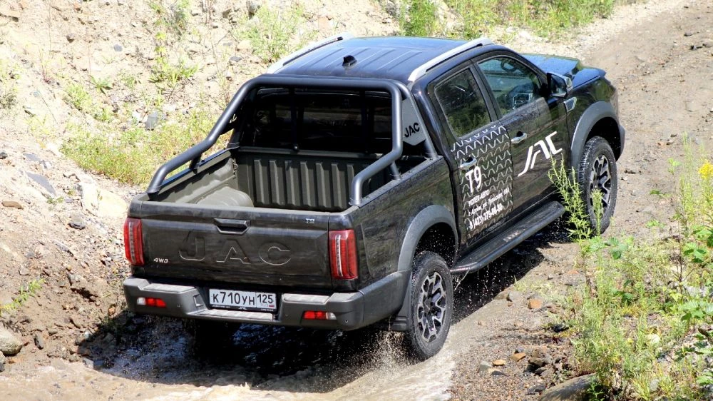 JAC T9 черный сзади сбоку тест-драйв