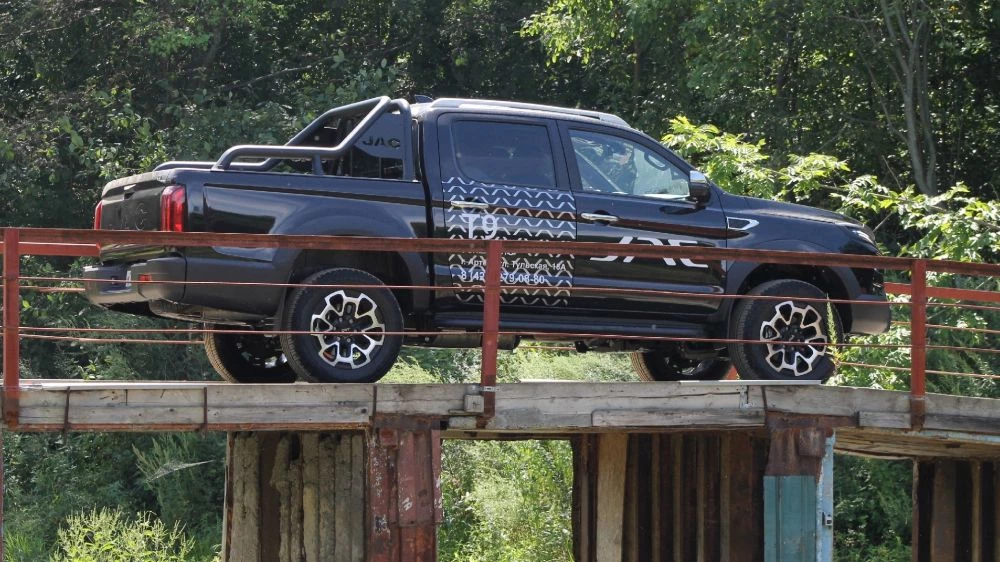 JAC T9 черный сбоку тест-драйв мост