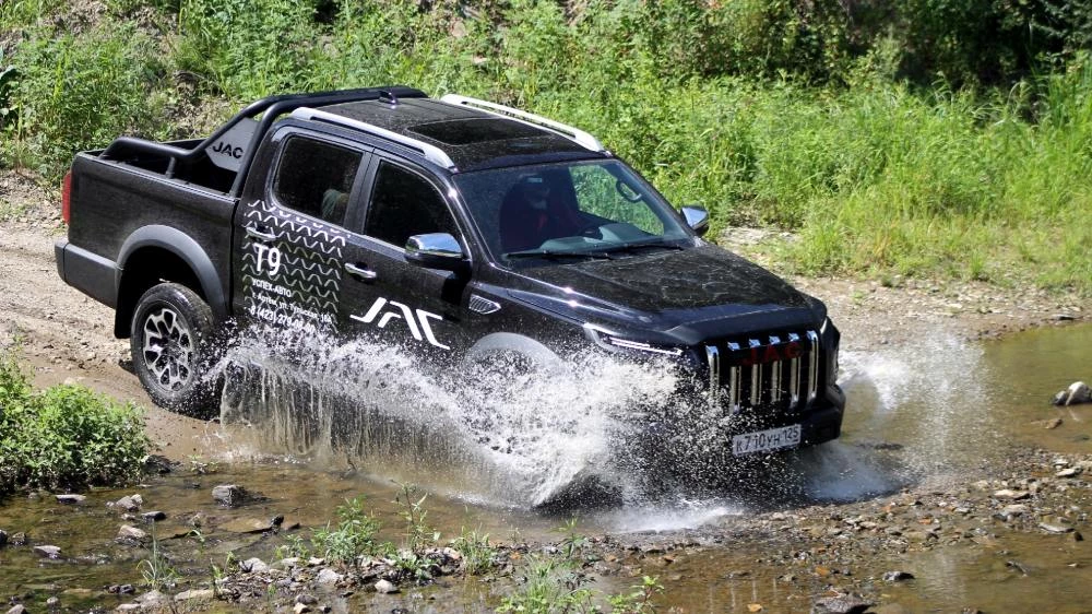 JAC T9 черный спереди сбоку тест-драйв река