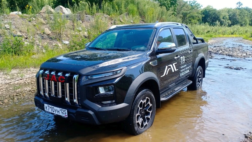 JAC T9 черный спереди сбоку тест-драйв река
