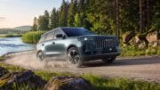 Полноприводный кроссовер Jeland J6 AWD сбоку спереди в динамике