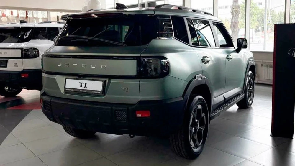 Jetour T1 у дилера в автосалоне купить новый сбоку сзади Jetour Волгоградка Москва