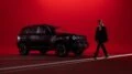 Лимитированная серия кроссовера Jetour T1 спереди сбоку девушка