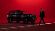 Лимитированная серия кроссовера Jetour T1 спереди сбоку девушка