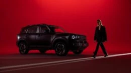Лимитированная серия кроссовера Jetour T1 спереди сбоку девушка