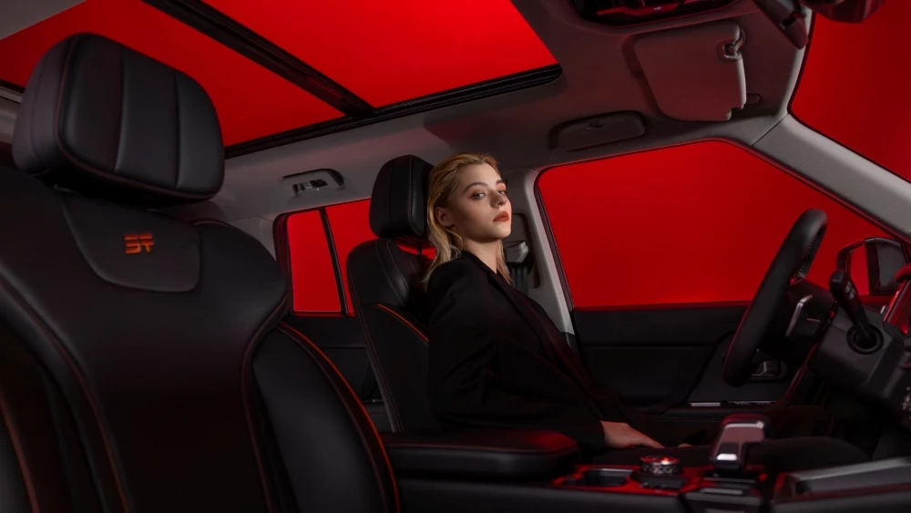 Лимитированная серия кроссовера Jetour T1 салон интерьер девушка за рулем