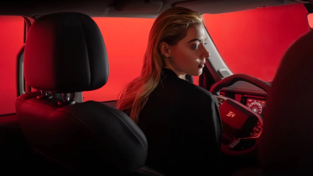 Лимитированная серия кроссовера Jetour T1 салон интерьер девушка за рулем
