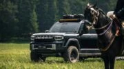 Пикап Jetour Zongheng F700 сбоку спереди с лошадью