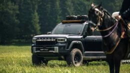 Пикап Jetour Zongheng F700 сбоку спереди с лошадью