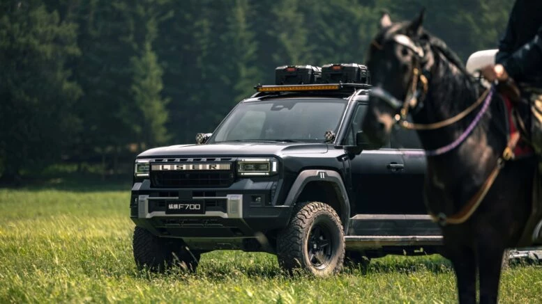В Китае стартовали продажи Jetour F700. Таких пикапов на рынке еще не было Пикап Jetour Zongheng F700 сбоку спереди с лошадью