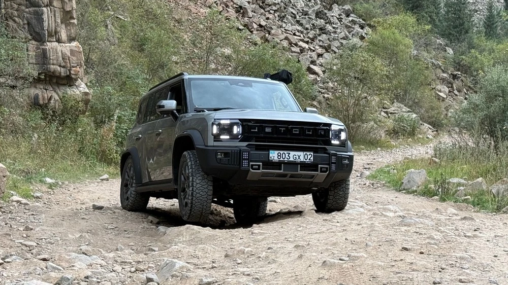 Jetour T2 AWD полноприводный в Казахстане тест сбоку спереди в горах бездорожье