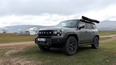 Jetour T2 AWD полноприводный в Казахстане тест сбоку спереди в горах бездорожье плато Асы обсерватория