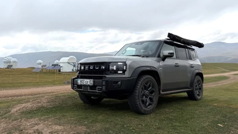 Jetour T2 AWD полноприводный в Казахстане тест сбоку спереди в горах бездорожье плато Асы обсерватория