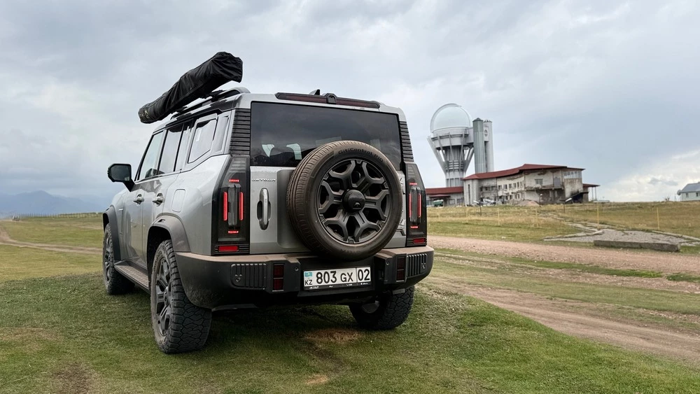 Jetour T2 AWD полноприводный в Казахстане тест сбоку сзади в горах бездорожье плато Асы обсерватория