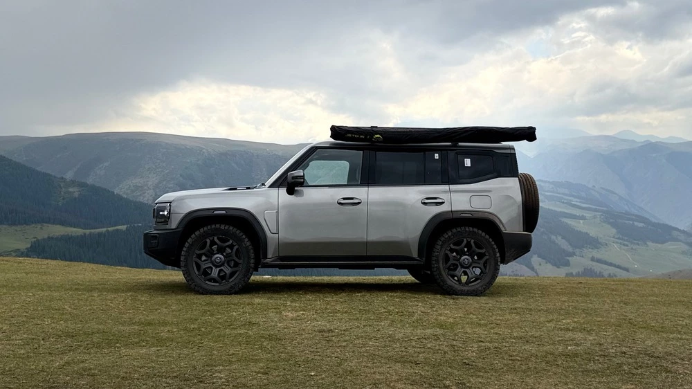 Jetour T2 AWD полноприводный в Казахстане тест сбоку в горах бездорожье плато Асы обсерватория