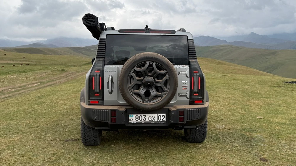 Jetour T2 AWD полноприводный в Казахстане тест сзади в горах бездорожье