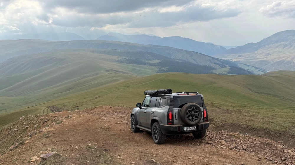 Jetour T2 AWD полноприводный в Казахстане тест сбоку сзади в горах бездорожье