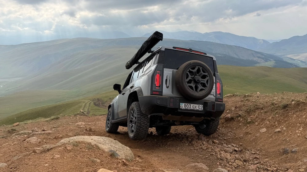 Jetour T2 AWD полноприводный в Казахстане тест сбоку сзади в горах бездорожье