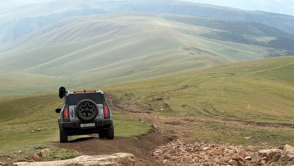 Jetour T2 AWD полноприводный в Казахстане тест сзади в горах бездорожье