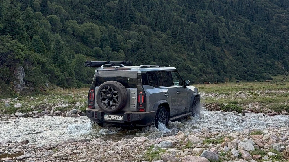 Jetour T2 AWD полноприводный в Казахстане тест сбоку спереди в горах река бездорожье