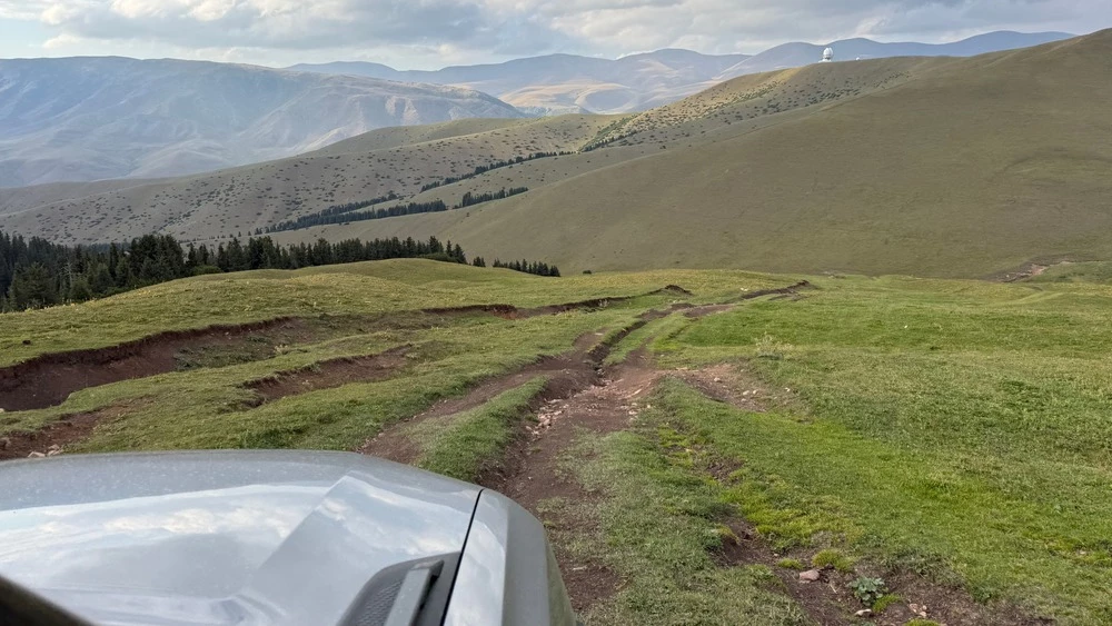 Jetour T2 AWD полноприводный в Казахстане тест в горах бездорожье вид из машины