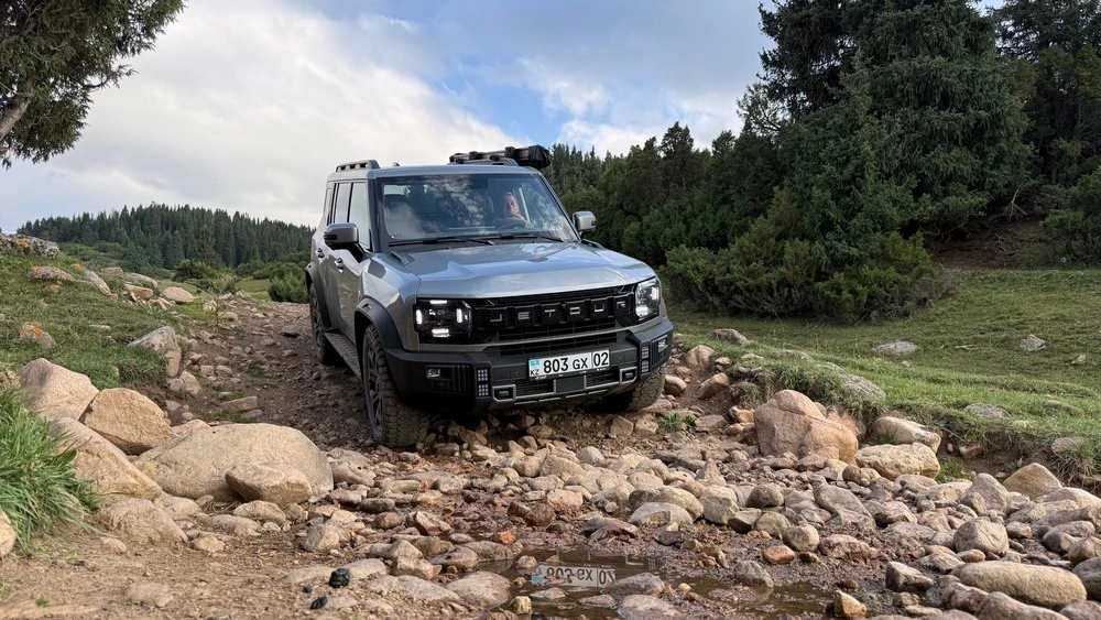 Jetour T2 AWD полноприводный в Казахстане тест сбоку спереди в горах бездорожье