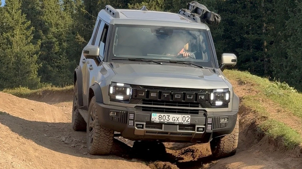 Jetour T2 AWD полноприводный в Казахстане тест спереди в горах бездорожье