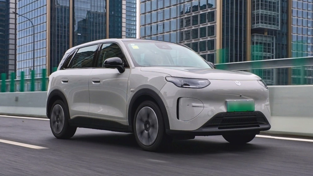 leapmotor a10 b03x сбоку спереди кроссовер электрический