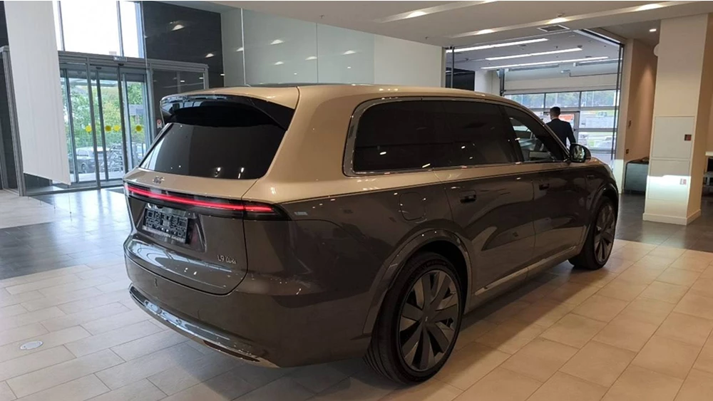 Новый Li Auto L9 Livis появился в России сбоку сзади двухцветный