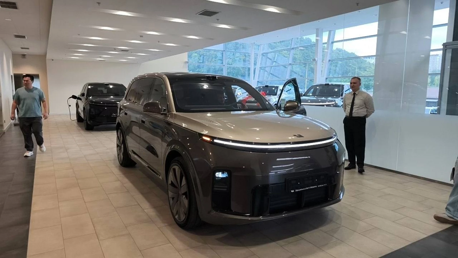 Новый Li Auto L9 Livis появился в России сбоку спереди двухцветный