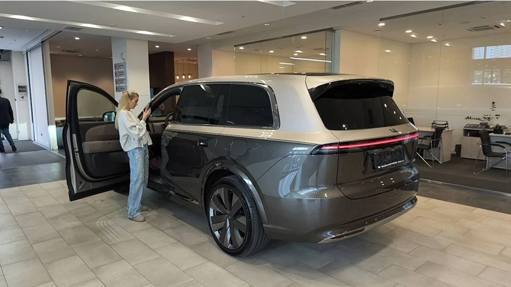 Новый Li Auto L9 Livis появился в России сбоку сзади двухцветный