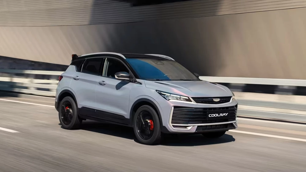 новый geely coolray сбоку спереди кроссовер
